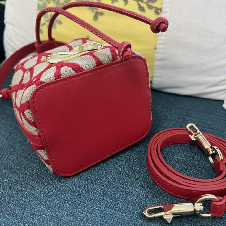 Picture of Valentino Handbags _SKUfw148705468fw